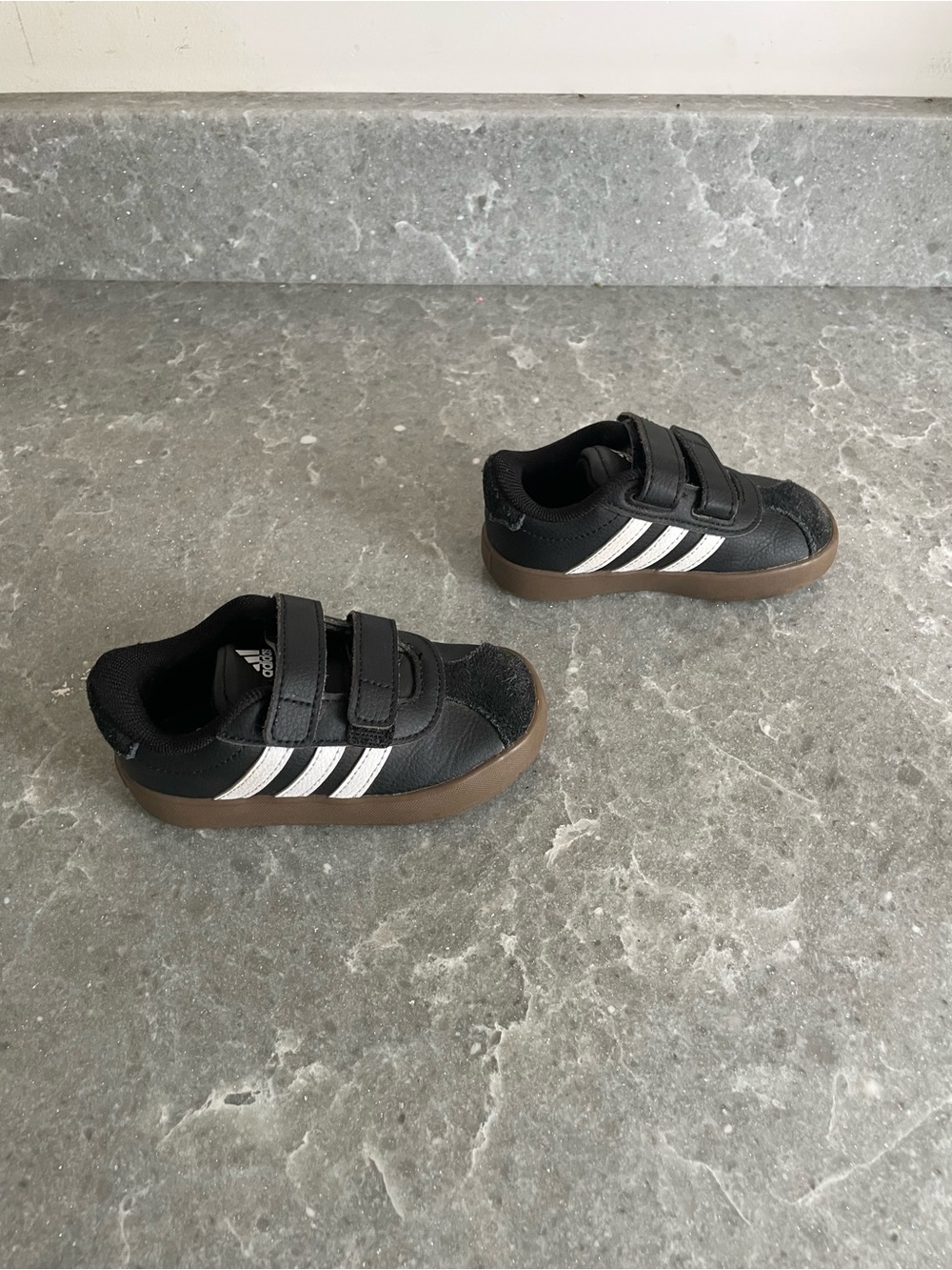 Adidas Samba Classic Toddler Black
With White Stripes Size 6k